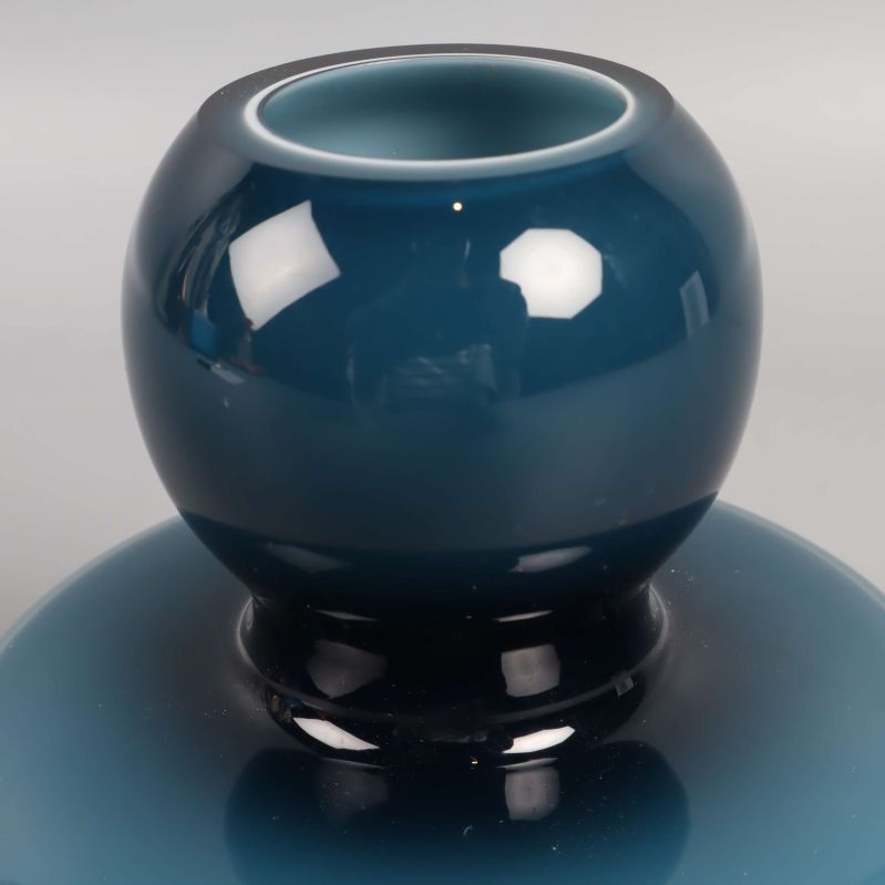 Närbild på hals och öppning av blå vas