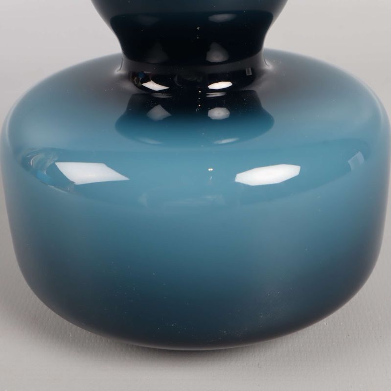 Närbild på vasens mage och blank yta