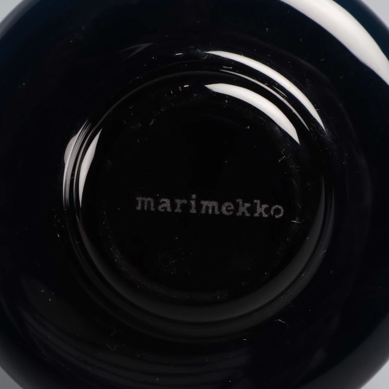 Botten på vasen med graverad Marimekko-logotyp