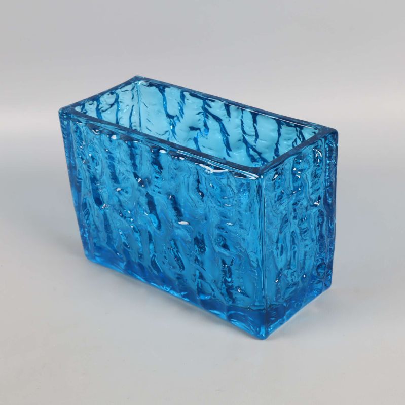 Sned bild på blå glaskruka med tydlig struktur