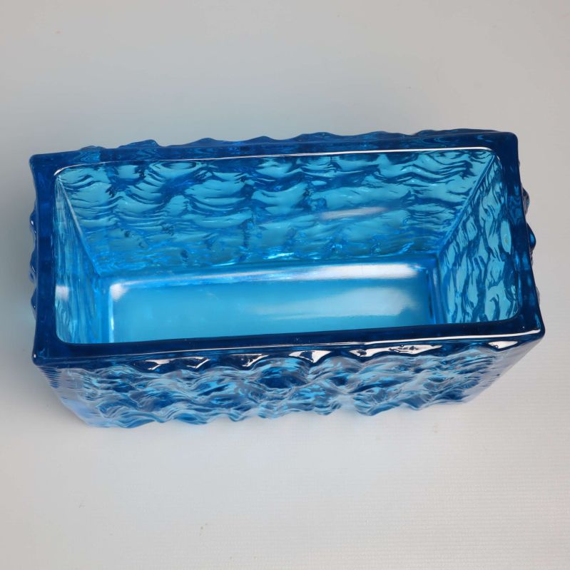 Ovanifrån vy av blå, rektangulär vas med öppning