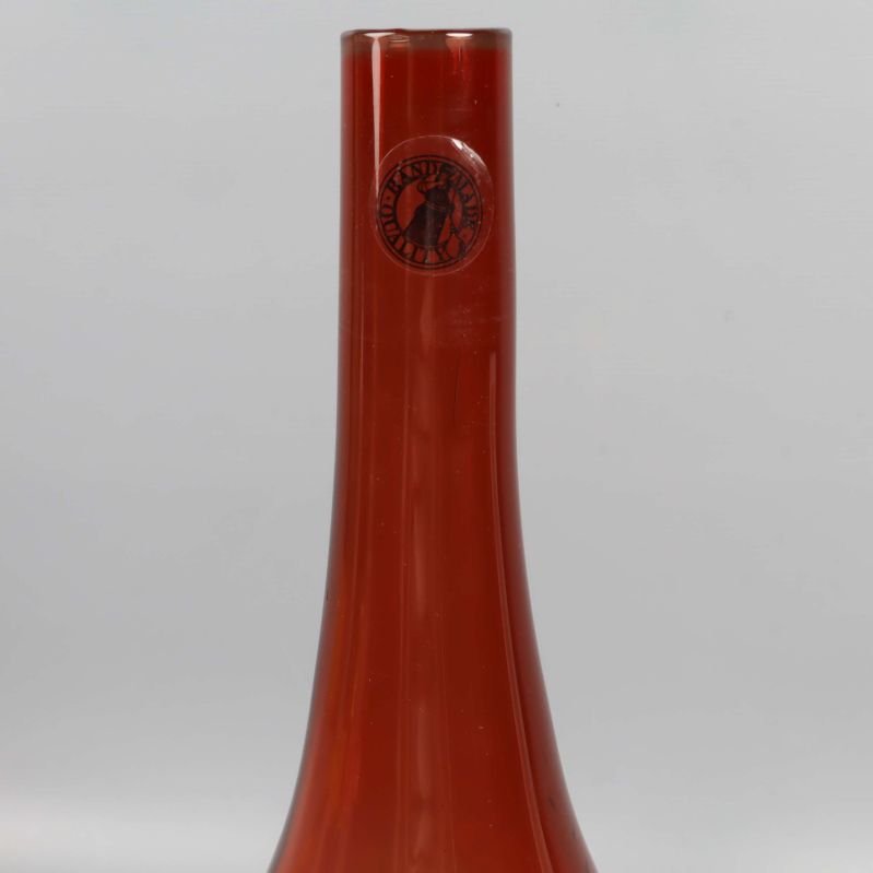 Närbild på vasens hals och etikett