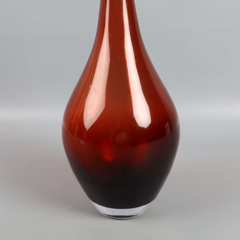 Vasens nederdel med tydlig färgövergång och fot