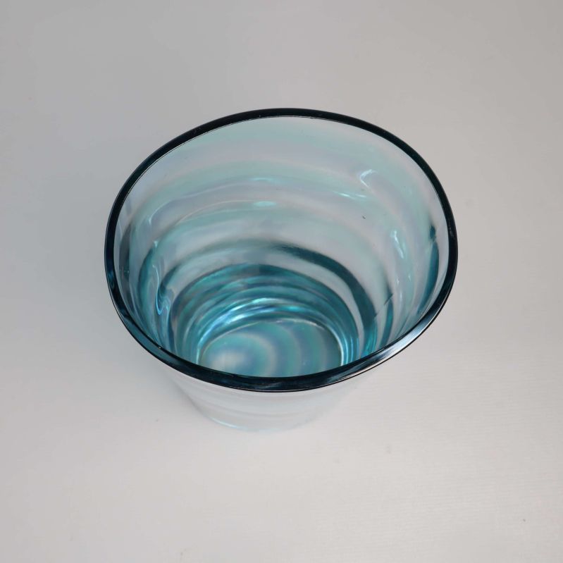 Öppning på blå glasvas ovanifrån