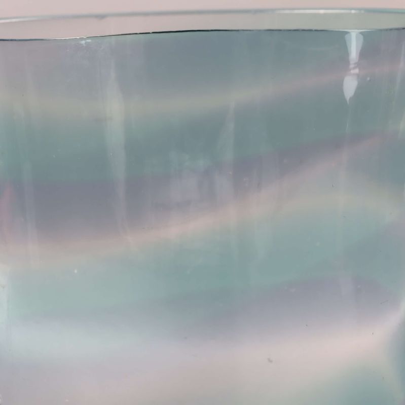 Närbild av blå glasvasens virvlande mönster