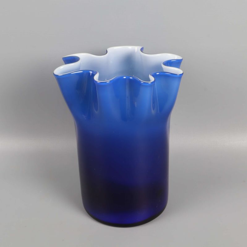 Blå vas med vågig kant mot grå bakgrund