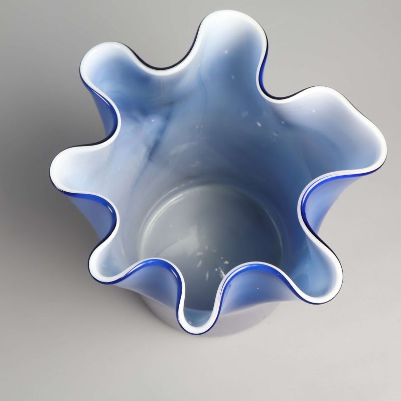 Topvy av vågig blå vas med vit insida