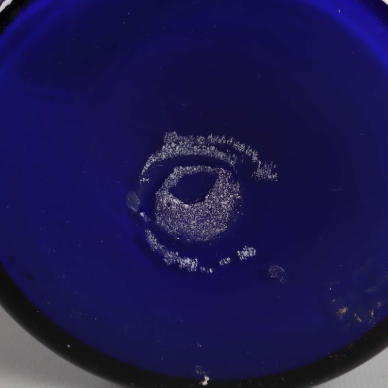 Detaljerad bild på botten av blå vas