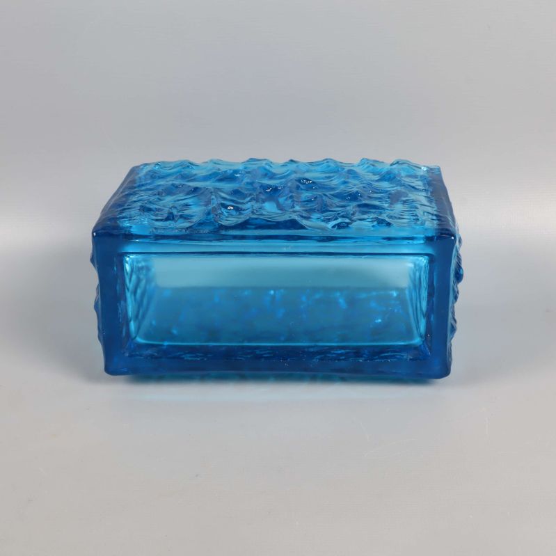 Undersidan av blå rektangulär vas med glasstruktur
