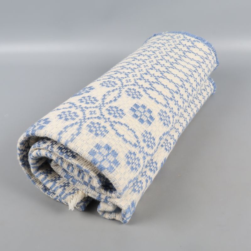 Rullad duk med blått och vitt mönster