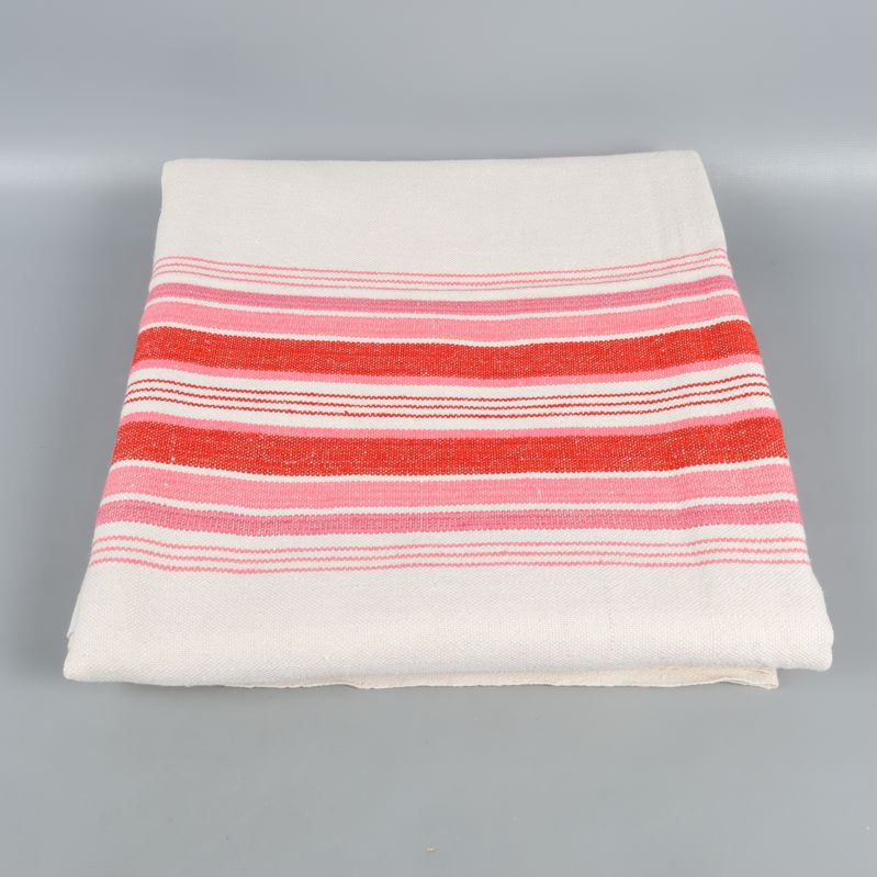 Vikta bordsduken med röda och rosa ränder på vitt