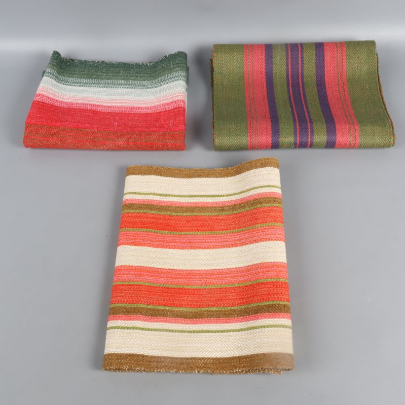 Tre löpare hopvikta, randiga i olika färger