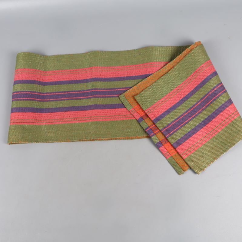 Grön löpare med rosa och lila ränder utbredd