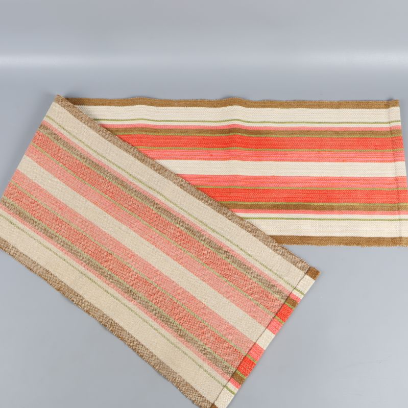 Löpare i beige med orange och gröna ränder