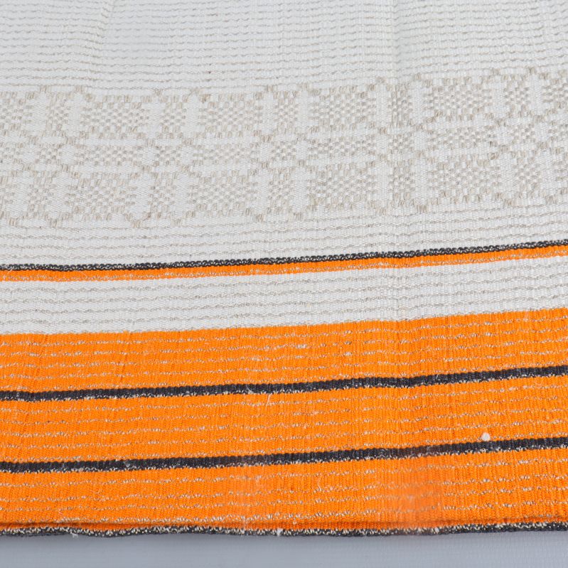 Detalj av orange-randig kant och vävning