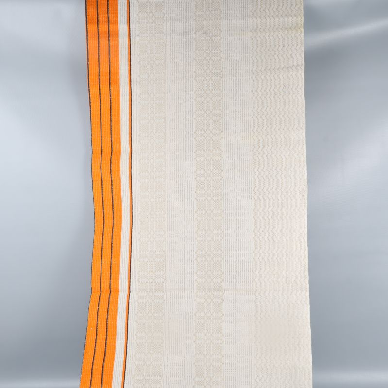 Lång löpare med orangea kanter på ett bord