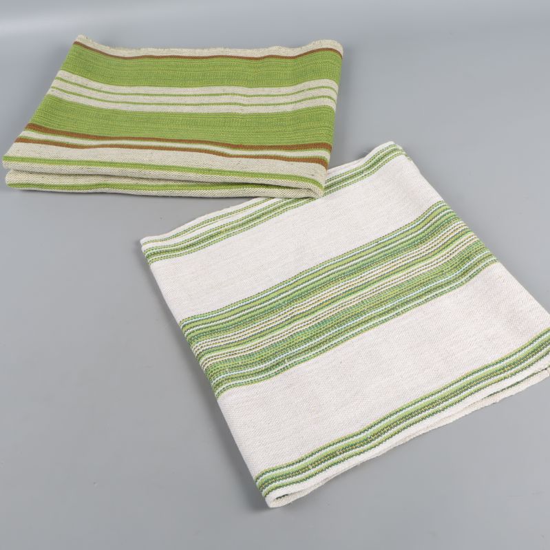 Närbild på två vikta löpare med gröna och vita ränder