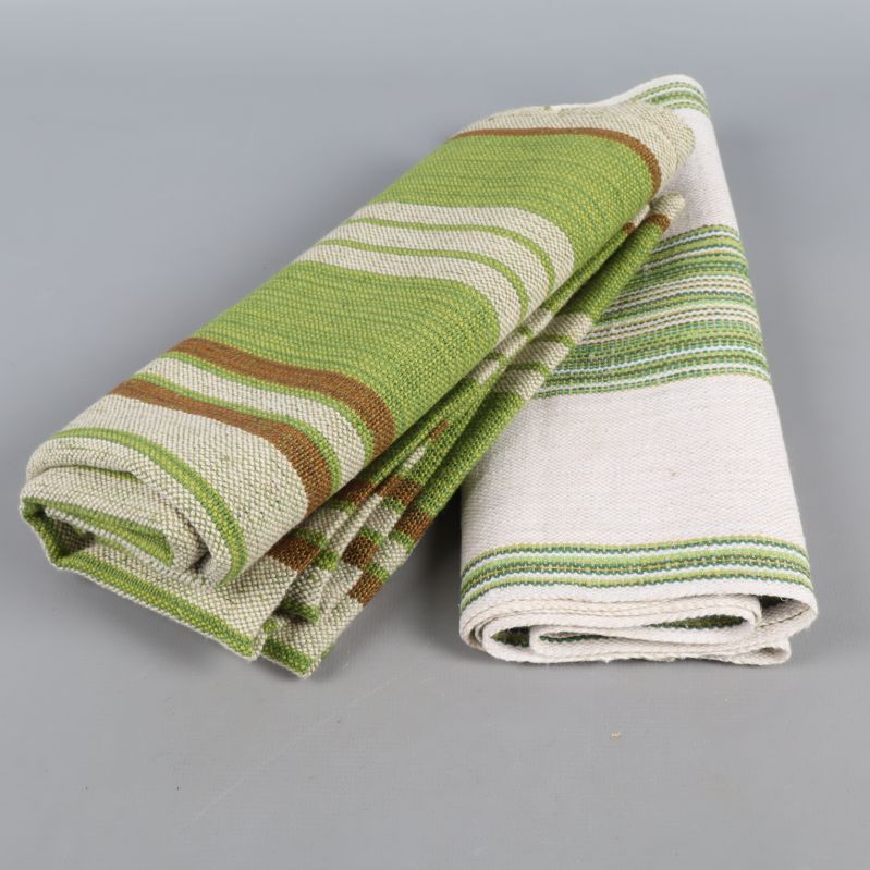 Två hoprullade löpare, en grön och en vit variant