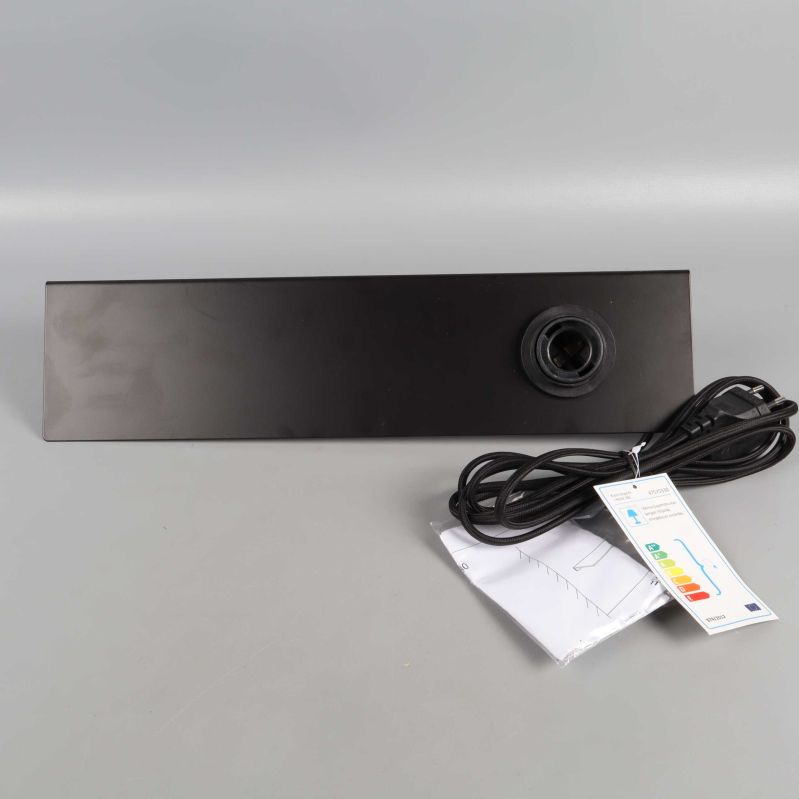 Baksida av svart vägglampa med borttagen glödlampa och sladd