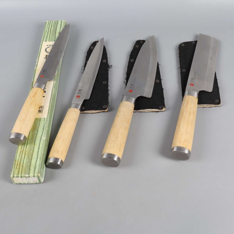 Fyra japanska knivar med trähandtag och fodral