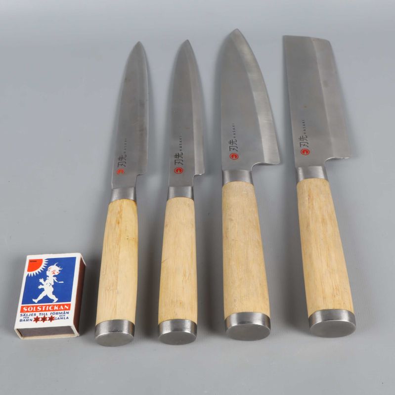 Fyra knivar bredvid tändsticksask för storleksjämförelse