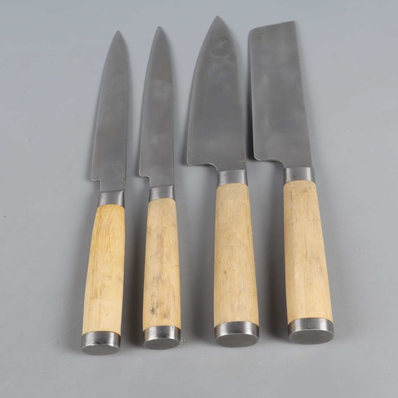 Knivarna ligger i rad med tydliga trähandtag