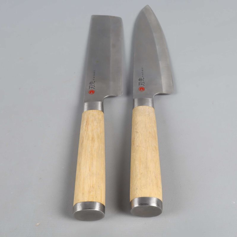 Två japanska knivar placerade sida vid sida