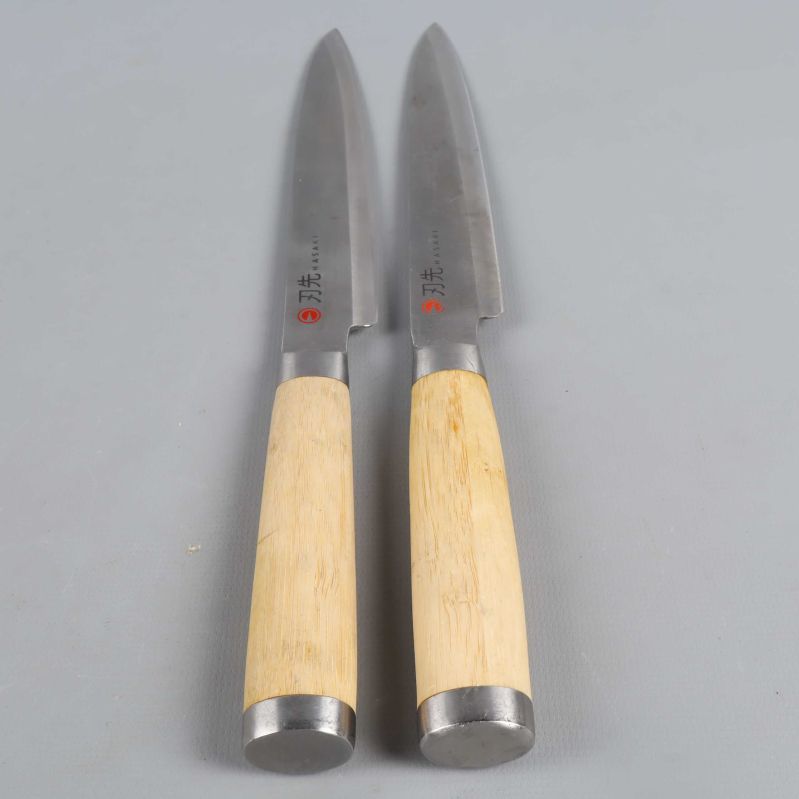 Två smalare japanska knivar placerade sida vid sida
