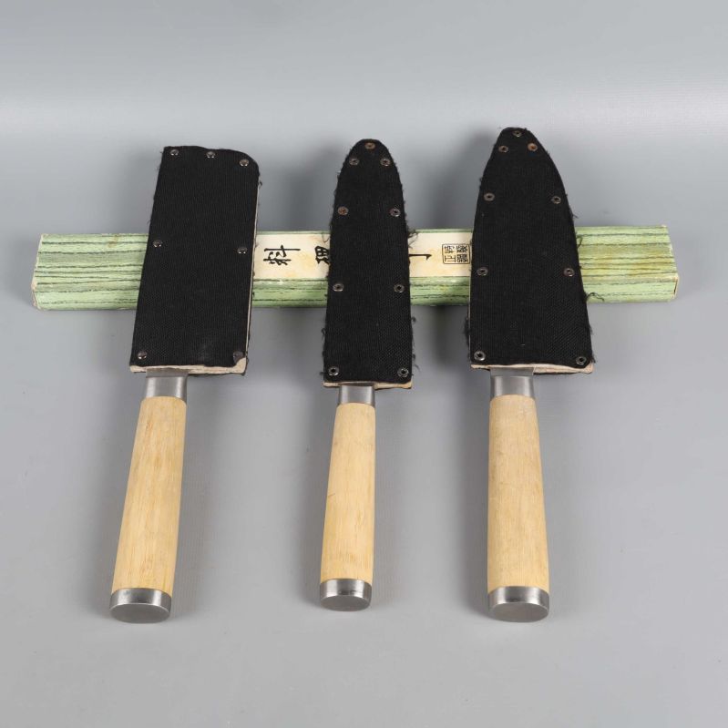 Tre knivar i skydd med originalförpackning