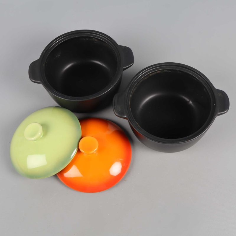 Grytor uppifrån med lock avtagna, insidan syns