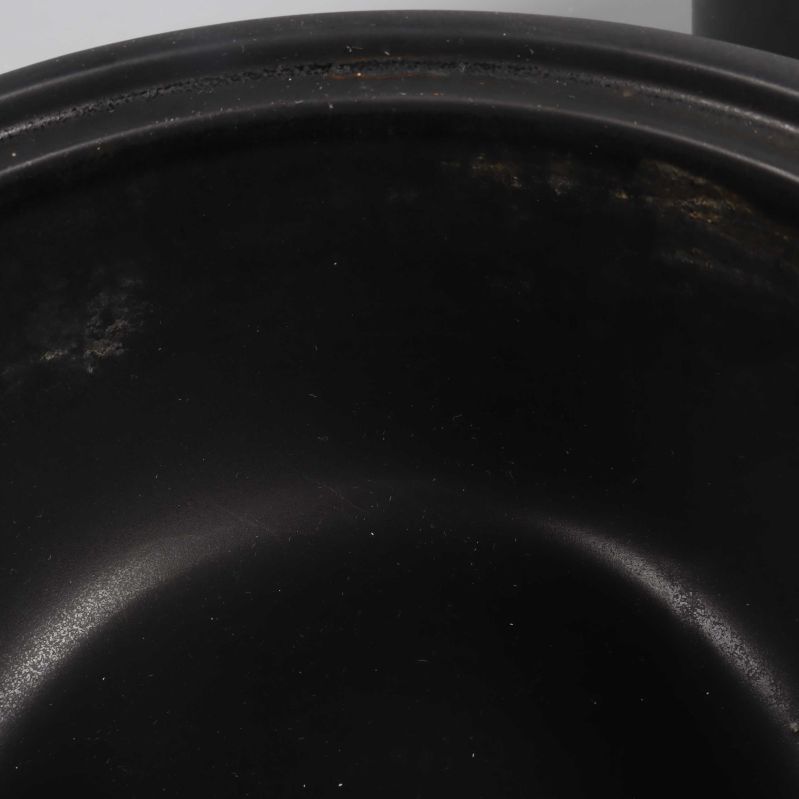 Närbild av annan gryta med slitage på insidan