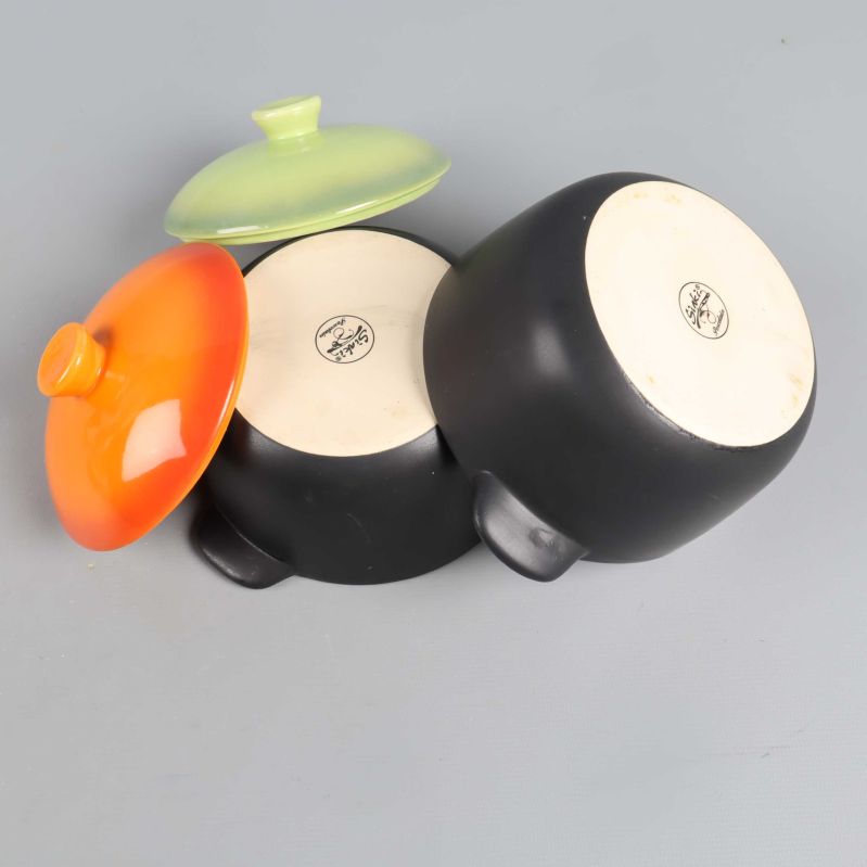 Grytor vända upp och ned, lock bredvid, märkning undertill synlig