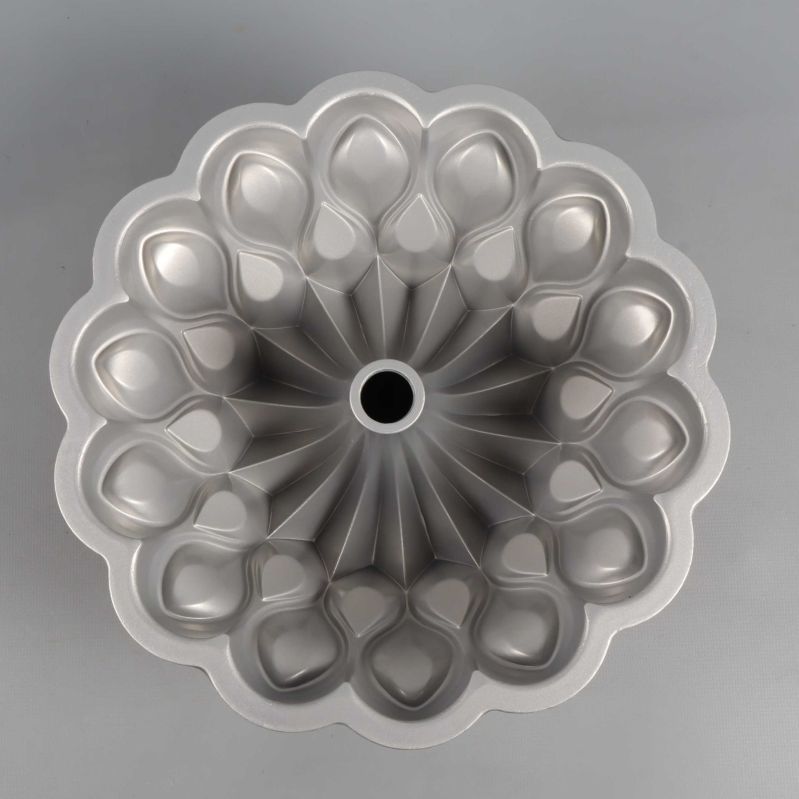 Bakformens insida är silverfärgad och detaljrik