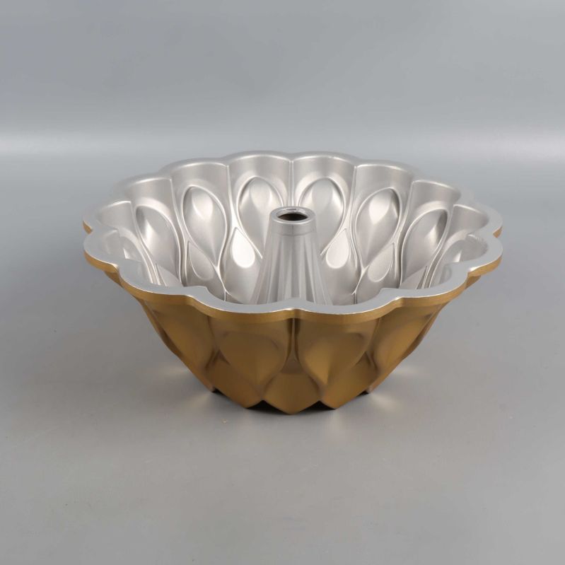 Bakform sedd i profil som visar både guld och silver