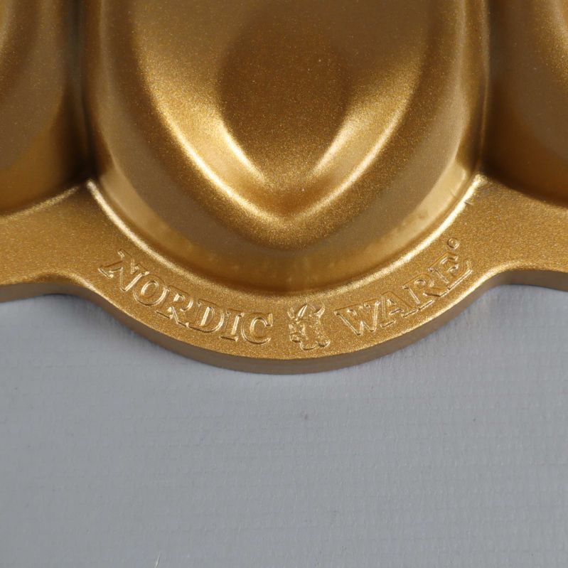 Närbild på Nordic Ware-logga på bakformen