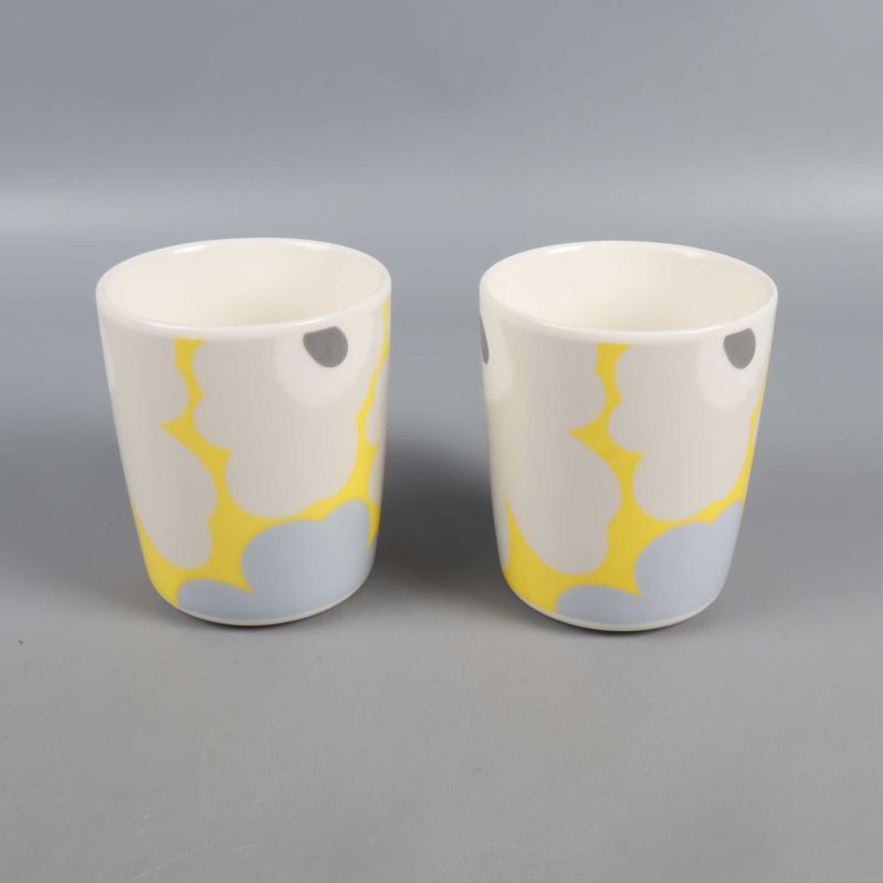 Två Marimekko-muggar ovanifrån utan synliga handtag