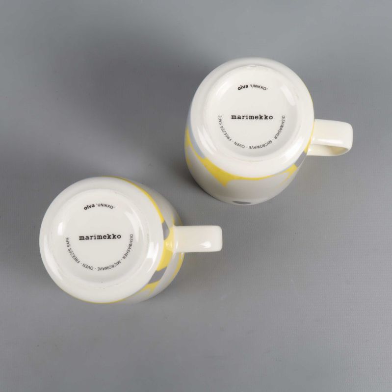 Botten av två Marimekko-koppar med märkning synlig