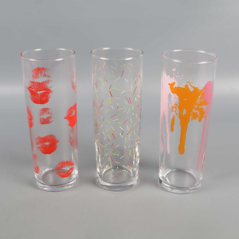 Närbild på tre glas med olika lekfulla färgmönster