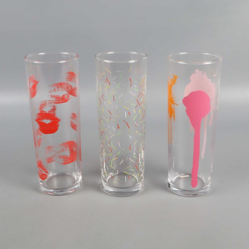Tre glas med motiv i rader på grå bakgrund