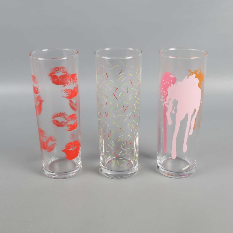 Tre höga glas i rad med färgglada tryck