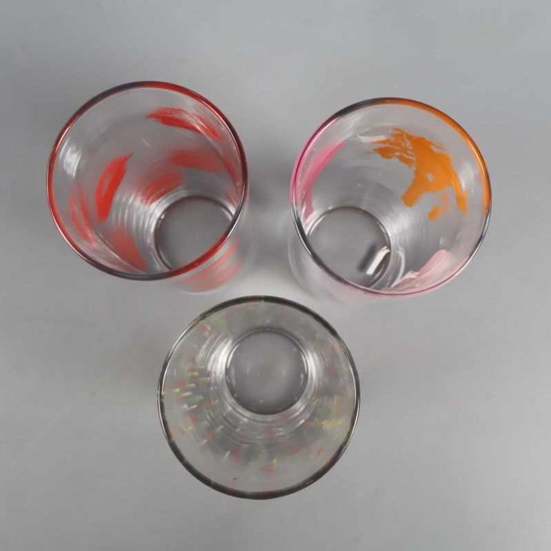 Topdownvy av tre glas med färgtryck från ovan