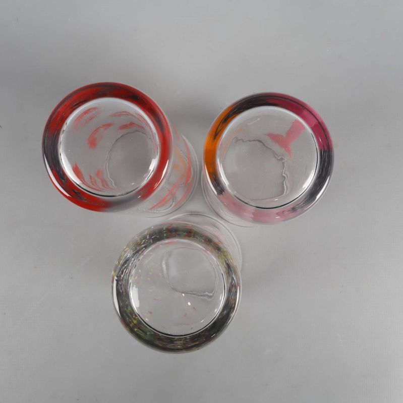 Underifrån på tre glas med tryck i färg