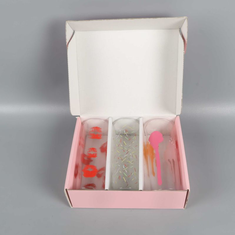 Tre glas i rosa ask med lock öppet
