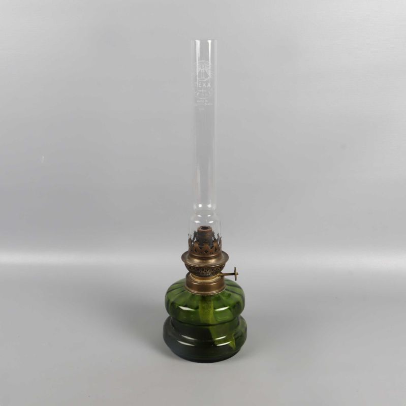 Fotogenlampa med grön fot och ihopsatt glasrör framifrån