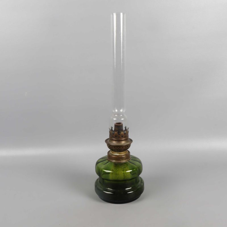 Fotogenlampa med grön botten och avsmalnat glasrör