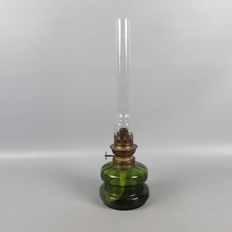 Fotogenlampa med tydlig grön glasfot mot grå bakgrund