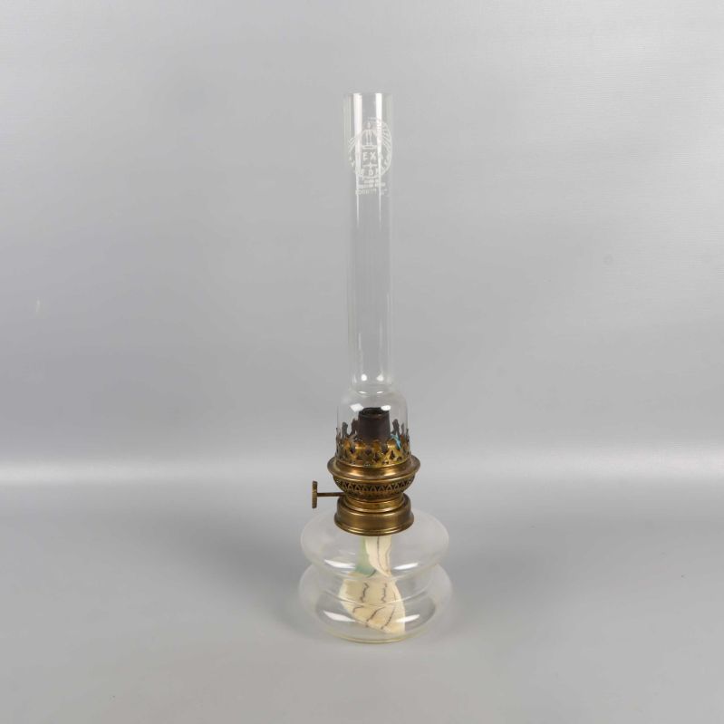 Fotogenlampa stående med hög klar glaskupa och mässingsfäste