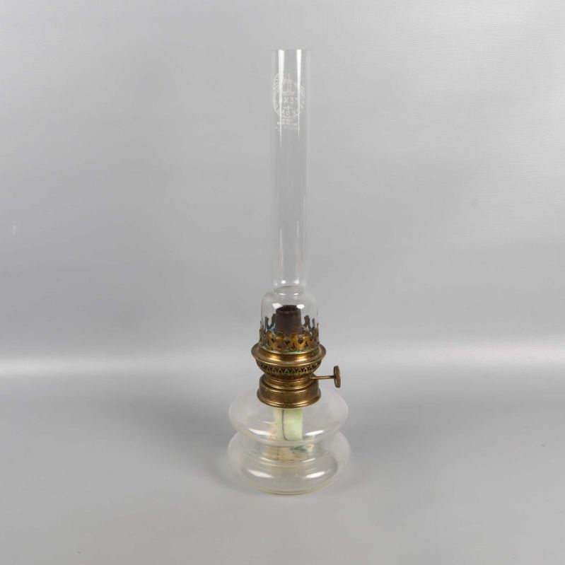 Fotogenlampa med öppen veke och mässingsjustering framifrån