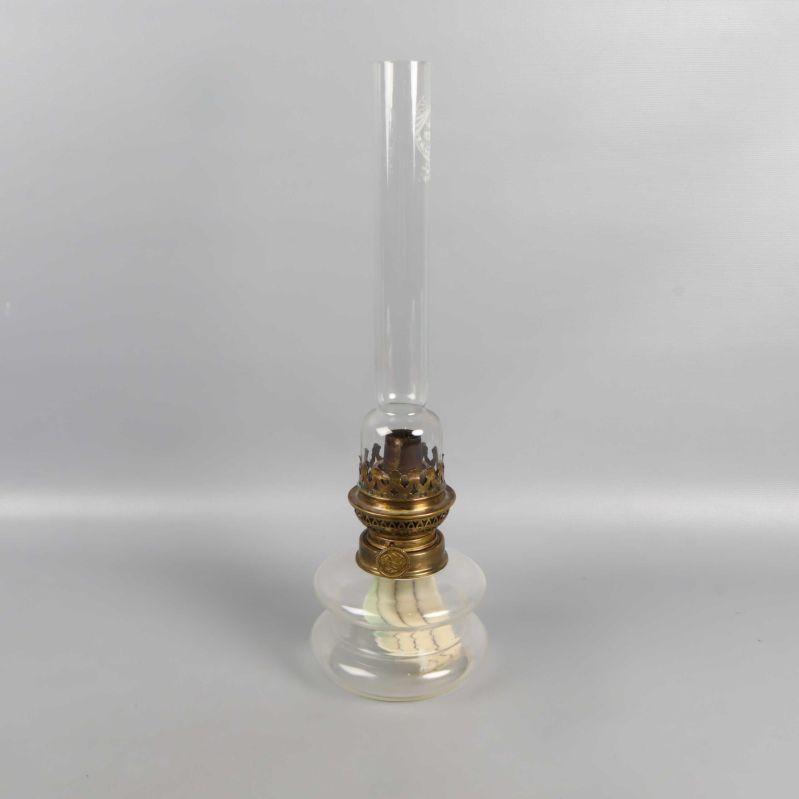 Fotogenlampa med rund klar glaskupa och mässingsdetaljer