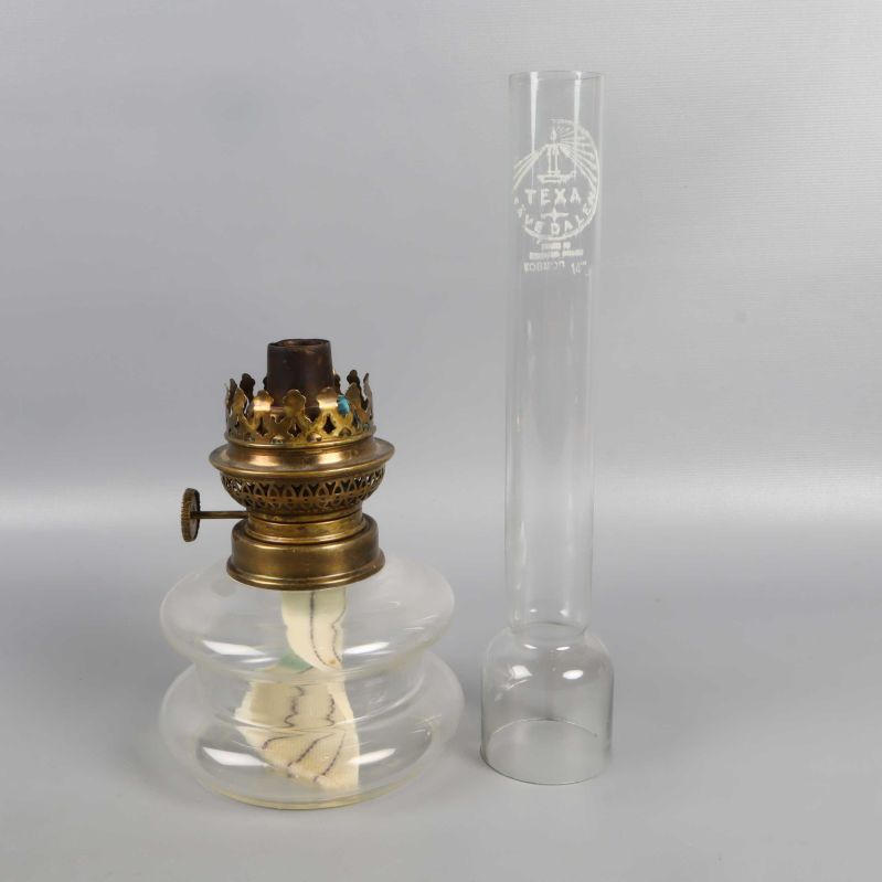 Isärplockad fotogenlampa med glaskupa och brännarhus